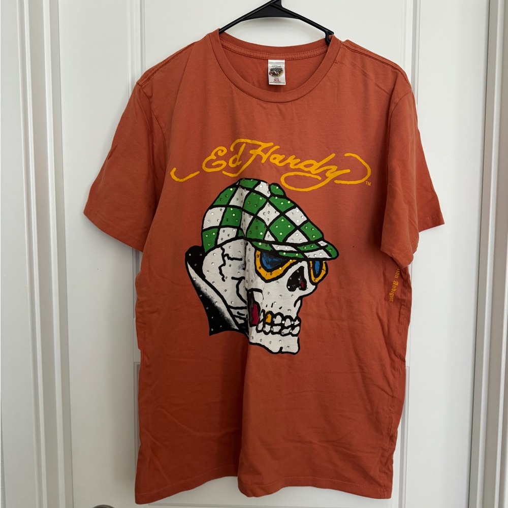 Ed Hardy Rust Short-Sleeve Tee with Skull Graphic and Green Cap